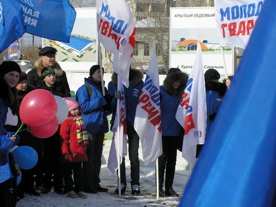 Учащиеся 7«В» класса на мероприятии, посвященном закладке крытого Ледового Катка