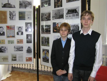 Усольцев В. и Еремеев В. у стенда «Чернобыль – черная быль»
